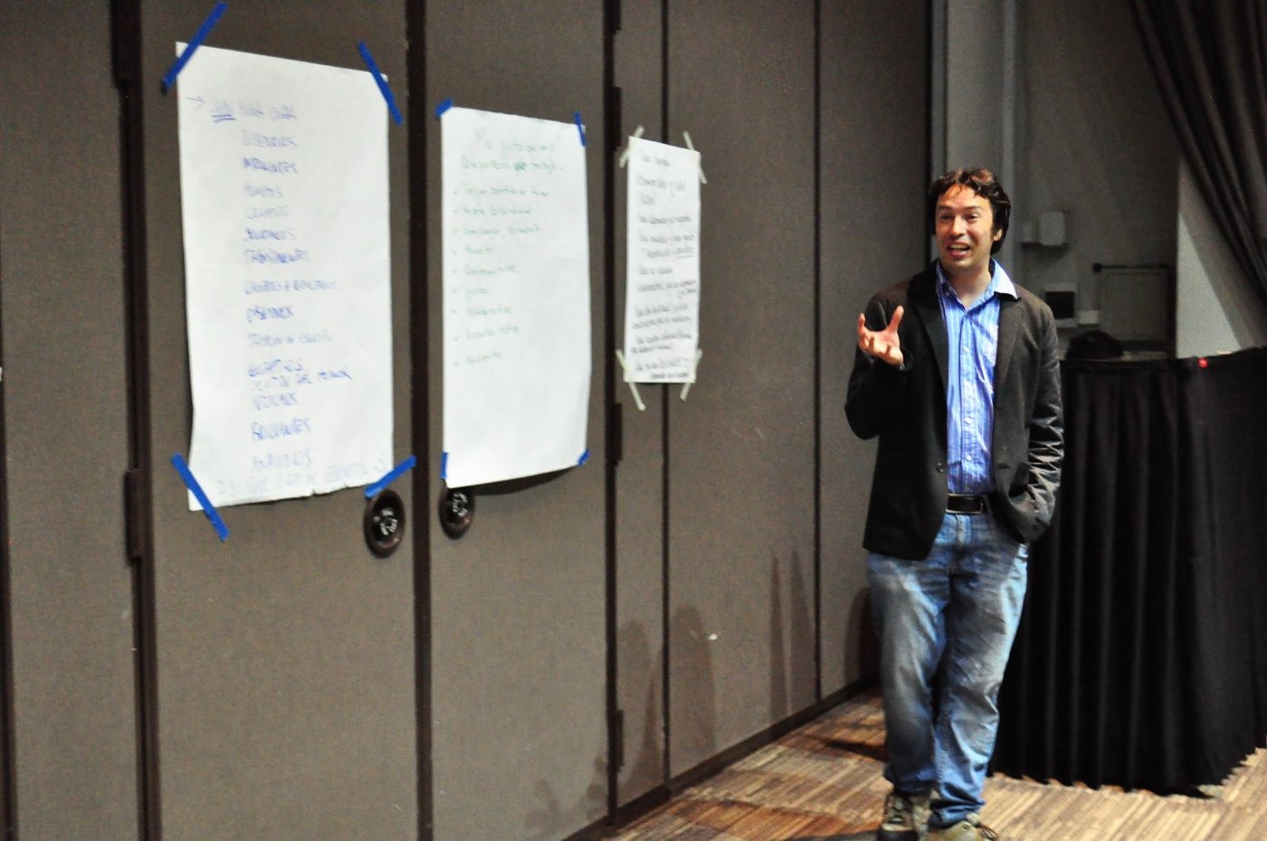 Ps. Rodrigo Farías Veloso haciendo clases en un taller corporativo